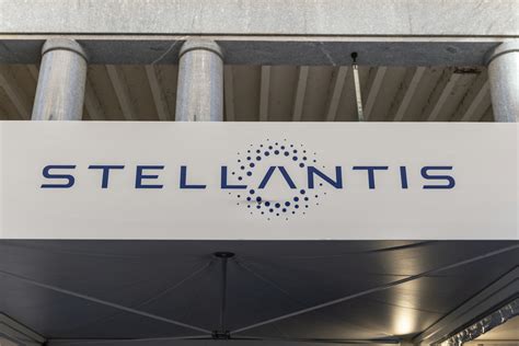 Stellantis koncerno logotipas ir jam priklausančių prekių ženklų (įskaitant Peugeot, Citroën, DS) sąrašas