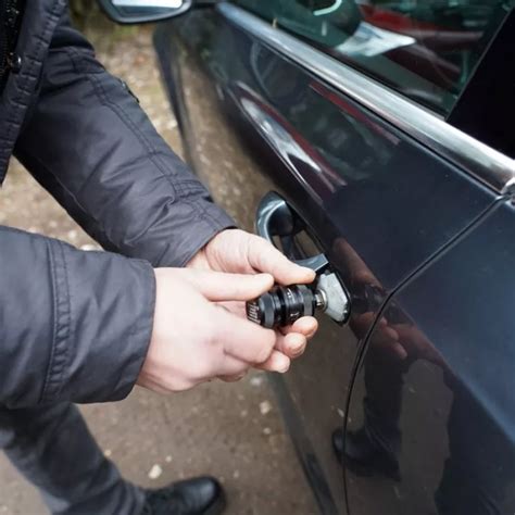 Nuotrauka/diagrama, iliustruojanti, kaip atidaryti Volvo rakto pultelį, naudojant atsuktuvą ir ištraukiant metalinį raktelį.