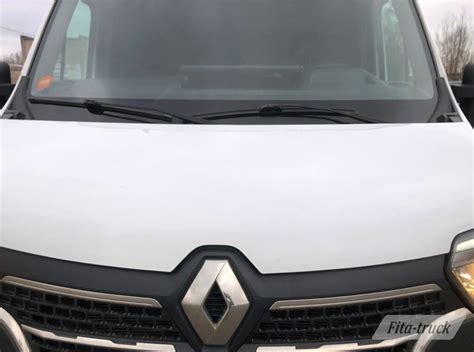 Renault Master furgono priekis su įjungtais žibintais