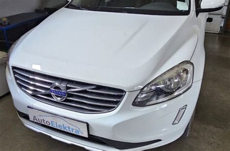 Šiuolaikinė Volvo XC60 priekinės konsolės ir prietaisų skydelio nuotrauka
