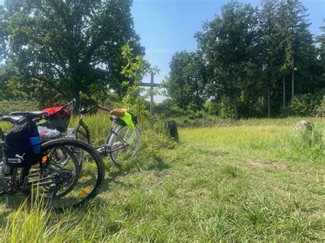 Dviračių keltuvo PARKIS vaizdas su pastatytu dviračiu