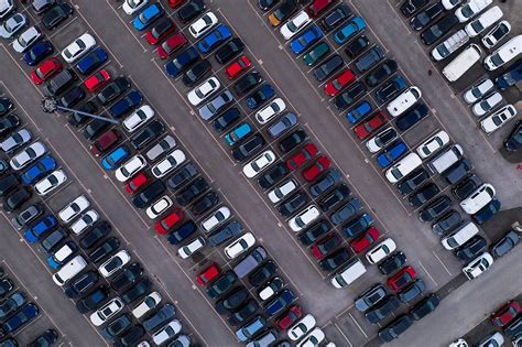 Teminis automobilio parkavimo iliustracija su technologijų elementais