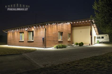 nuotrauka, demonstruojanti plačiai atsidarančias kėbulo duris ir LED apšvietimą