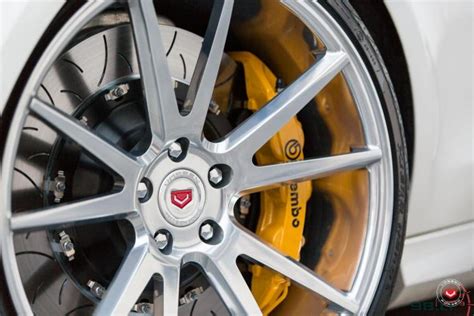 Automobilis su Vossen ratlankiais