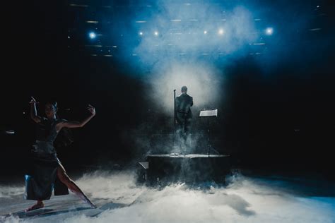 Lietuviškų dainų atlikėjas scenoje