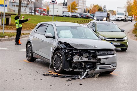 Gamykliniame standarte suremontuotas Opel automobilis po avarijos