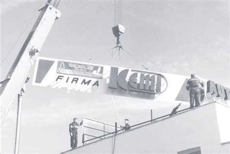 Archyvinė nuotrauka: reklaminė iškaba ant pirmojo „Kemi“ autoserviso Salininkuose 1992 m.
