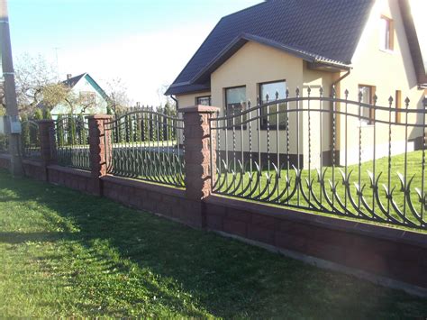 Kalviškų vartų ir tvoros eskizas su dizaino elementais