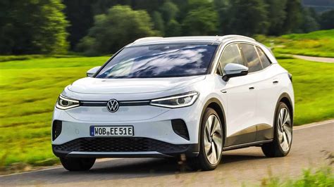 Volkswagen ID.4 elektromobilis įkrovimo stotelėje