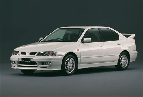 Nissan Primera P11 automobilio siluetas su pavaizduotais ratais