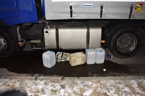 automobilio degalų bako pildymo procesas