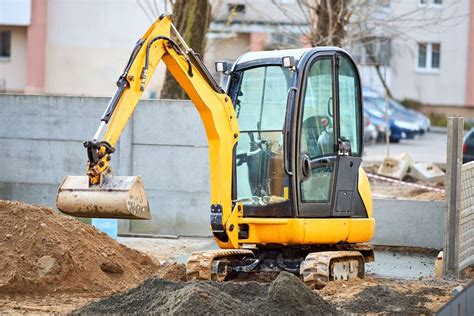 Infografika: Mini ekskavatorių tipai, jų našumas ir tipiniai panaudojimo sektoriai