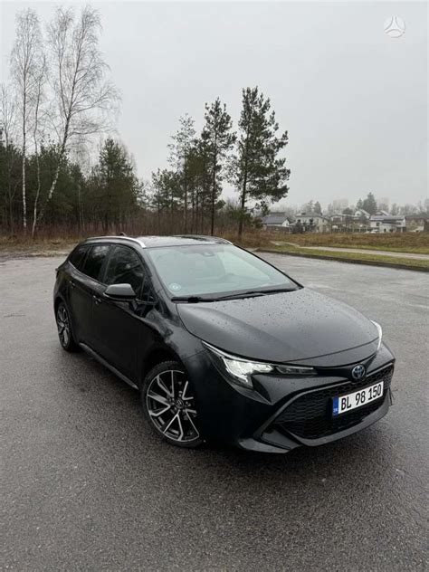 Teminis Toyota automobilio foto, atspindintis patikimumą ir kokybę