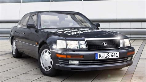 Lexus LS 400 sedanas arba Lexus logotipas