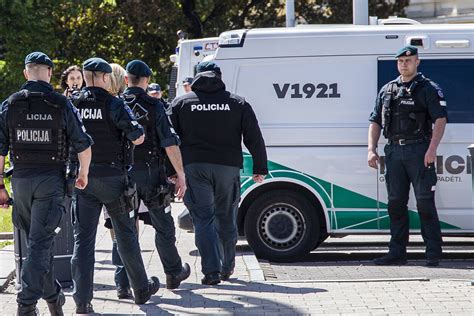 Teminė nuotrauka: policijos pareigūnai sustabdo vilkiką patikrinimui