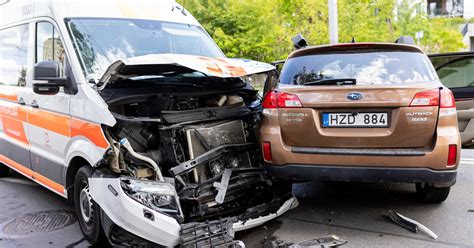 Subaru avarija degalinės teritorijoje, suniokotas automobilis ir degalinės elementai