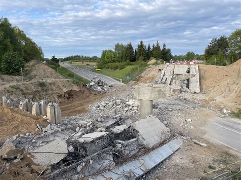 Kelininkų palikta tvora kelyje, sukelianti pavojų eismui