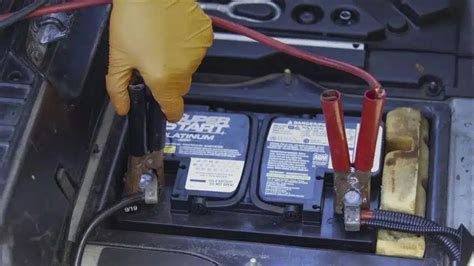 Akumuliatoriaus gnybtų valymas nuo korozijos