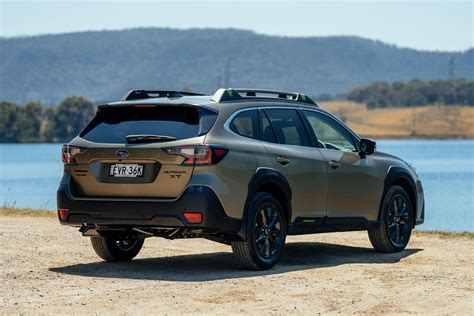 Thematiškas Subaru Outback nuotrauka, važiuojantis žvyrkeliu