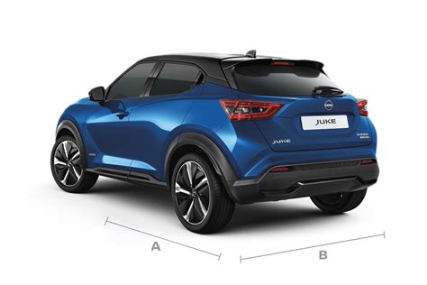 Nissan Juke važiuojantis miesto gatve