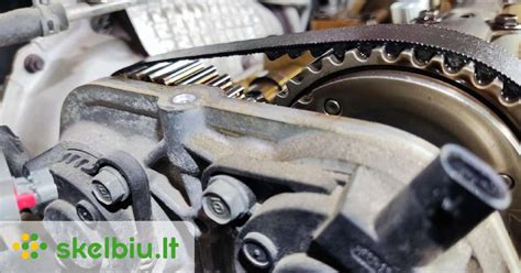 serviso mechanikas tikrina Ford Transit variklį