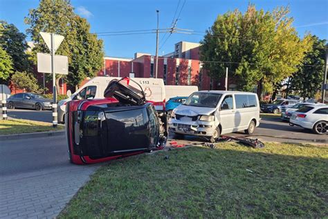 fotografija: automobilis, užkeltas ant Castex mini keltuvo, demonstruojant saugų pasvirimo kampą