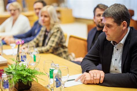 Infografika, iliustruojanti naujus reikalavimus kandidatams į „Regitros“ darbuotojus, įskaitant leidimo dirbti su įslaptinta informacija svarbą.