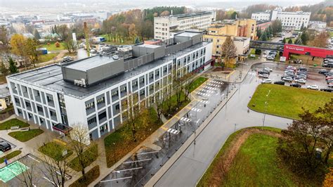 nuotrauka, vaizduojanti modernų kontaktų centro patalpas ir įrangą