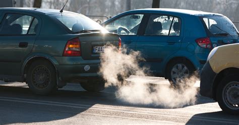 Nuotrauka, vaizduojanti nepriklausomą autoekspertą, atliekantį automobilio apžiūrą.