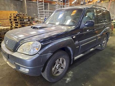 Išorinis Hyundai Terracan vaizdas iš priekio, pabrėžiantis jo didelio visureigio išvaizdą