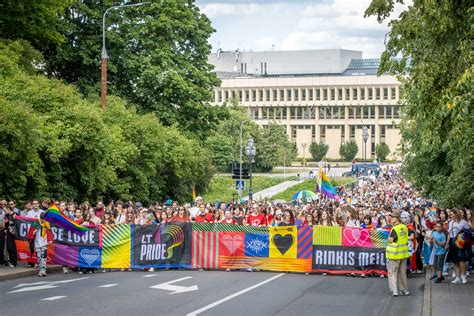 Nuotrauka iš „Baltic Pride“ eitynių, simbolizuojanti palaikymą