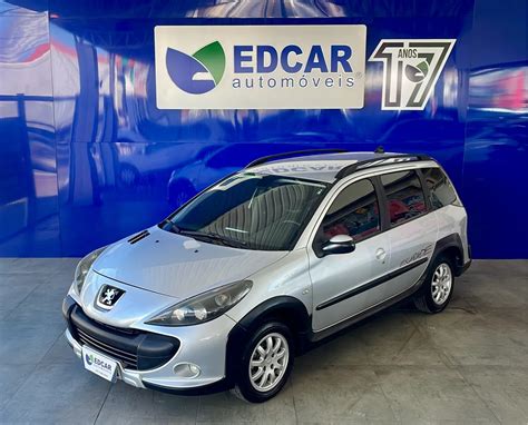 automobilio Peugeot 207 SW išorės vaizdas, pabrėžiantis universalo kėbulo formą