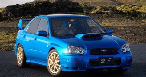 Subaru Impreza STI automobilis stovintis miesto aplinkoje, pabrėžiantis jo sportišką dizainą