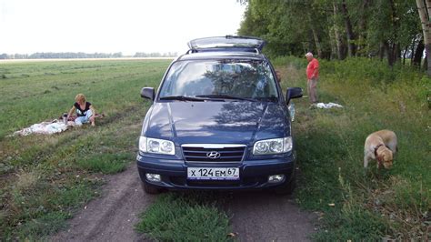 Hyundai Trajet šoninis profilis ir priekinė dalis - studijinė nuotrauka