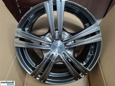 Įvairių dydžių ir gamintojų ratlankiai automobiliams