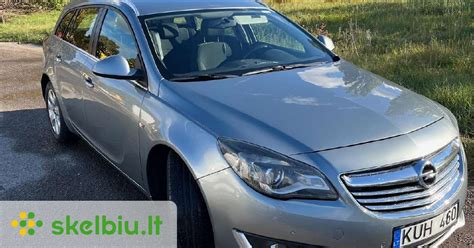 automobilio Opel Insignia su pilkais poliruotais ratlankiais nuotrauka