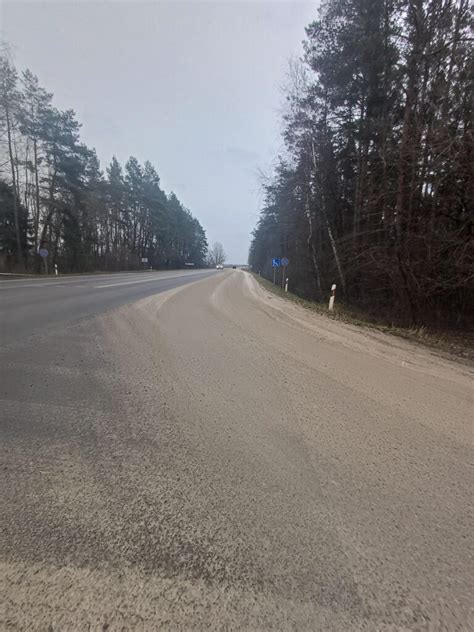 Nuotrauka su žiemos kelio ženklu ir slidžios dangos simboliu.