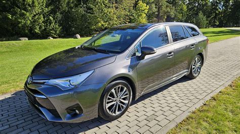 Toyota Avensis modelių gamos apžvalga ir evoliucija