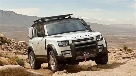 Naujojo Land Rover Defender priekinės dalies dizaino detalės, lyginant su klasikiniu Defender modeliu.