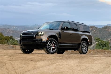 Išilginis Land Rover Defender pjūvis, demonstruojantis jo konstrukciją ir pakabos elementus.