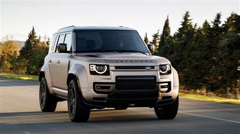 Land Rover Defender įveikiantis gilią brastą, demonstruojantis jo bekelės galimybes.