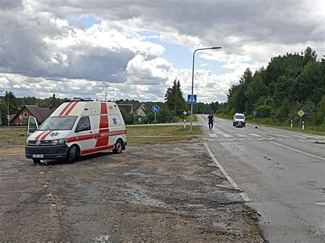 Motociklininkas važiuojantis vaizdingu keliu saulėtą dieną (aukštos kokybės nuotrauka)