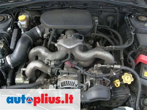 Subaru Legacy variklio skyrius su akumuliatoriumi