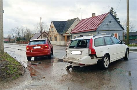 Eismo įvykio vieta, kurioje susidūrė automobiliai ir buvo apgadintas elektros stulpas