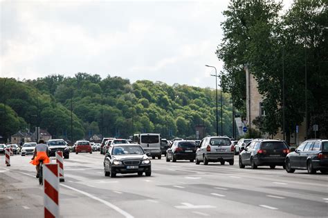 Eismas Kaune piko metu. Automobilių tarša.