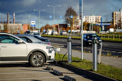 Teminė nuotrauka: elektromobilio įkrovimas mieste