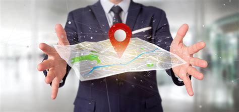 Tematinė nuotrauka: žmogus atnaujina GPS navigaciją kompiuteriu