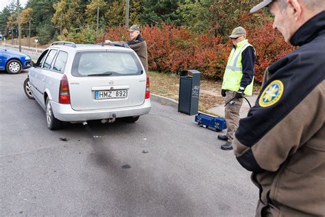 Teminė nuotrauka: policijos ir aplinkosaugininkų reidas, tikrinantys automobilių išmetamųjų dujų emisiją
