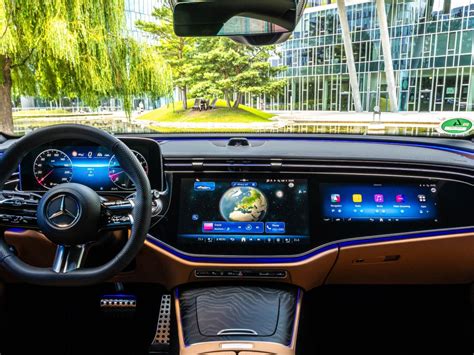 Vaizdas, demonstruojantis MBUX „Superscreen“ sąsają su integruotais ekranais ir 3D prietaisų skydeliu.