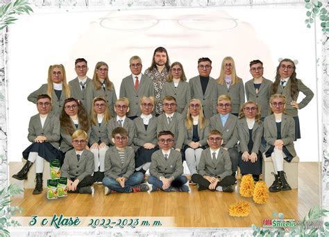 Nuotrauka, vaizduojanti atnaujintos „S-Klasės“ galinę sėdynių zoną su verslo klasės įranga: dideliais ekranais, planšetėmis ir konferencijų funkcijomis.